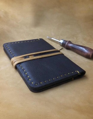 MiniWallet_PassportCover_DarkBrown_Cross3